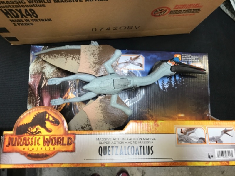 Photo 2 of Jurassic World Massive Action Quetzalcoatlus Action Figure 2 Pack