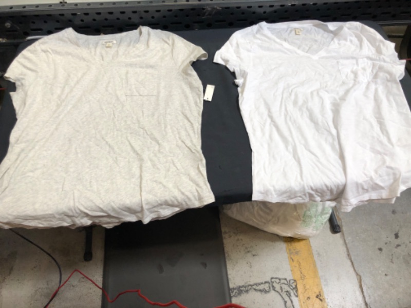 Photo 1 of Goodthreads Women's Vintage Cotton Pocket V-Neck T-Shirt size XL
