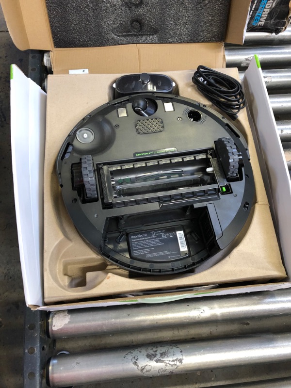 Photo 5 of iRobot Roomba® i3 (3150) Wi-Fi® Connected Robot Vacuum Vacuum ---parts only
