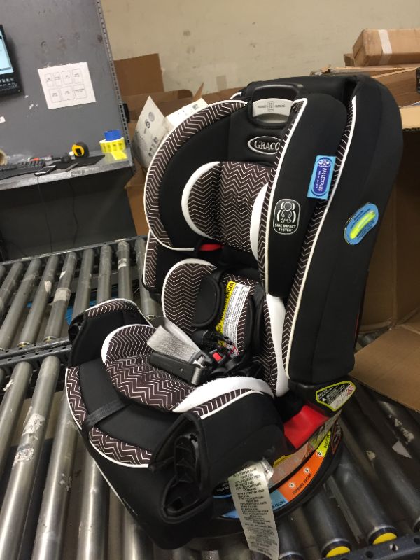 Photo 3 of Graco 4Ever DLX 4 in 1 Car Seat, Infant to Toddler Car Seat, with 10 Years of Use, Zagg--------------SAME CHAIR THE COLOR IS DIFFERENT AND MISSING THE CUP HOLDERS -------USED---------
