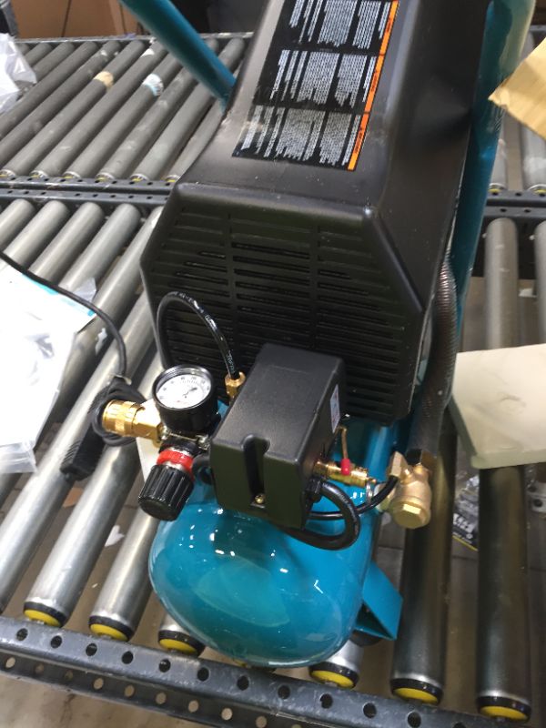 Photo 5 of Makita MAC700 2.0 HP* Big Bore™ Air Compressor-------EVERYTHING WORKS PERFECTLY 
