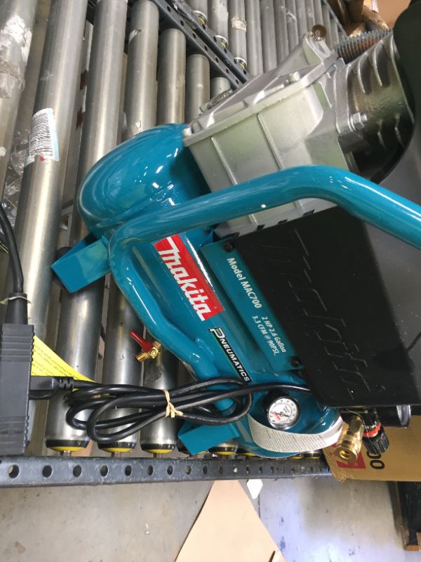 Photo 4 of Makita MAC700 2.0 HP* Big Bore™ Air Compressor-------EVERYTHING WORKS PERFECTLY 
