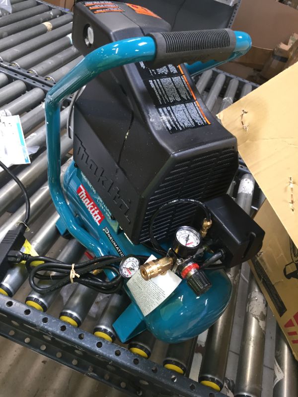 Photo 7 of Makita MAC700 2.0 HP* Big Bore™ Air Compressor-------EVERYTHING WORKS PERFECTLY 
