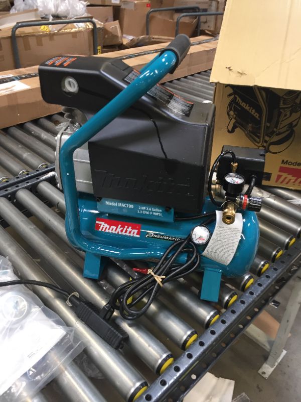 Photo 3 of Makita MAC700 2.0 HP* Big Bore™ Air Compressor-------EVERYTHING WORKS PERFECTLY 
