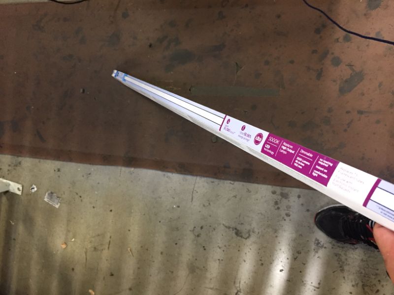 Photo 1 of Philips 54W Equivalent 46 in. High Output Linear T5 InstantFit Daylight LED Tube-----unable to test possibly broken 
