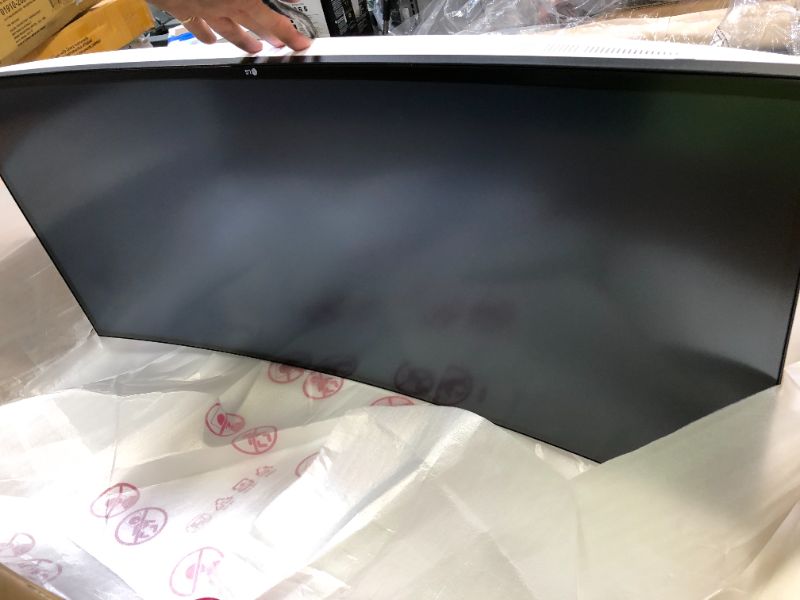 Photo 1 of LG 40WP95C-W 40” UltraWide Curved WUHD (5120 x 2160) 5K2K Nano IPS Display, DCI-P3 98% (Typ.) with HDR10, Thunderbolt 4 with 96W PD, 3-Side Virtually Borderless Design Tilt/Height/Swivel Stand
