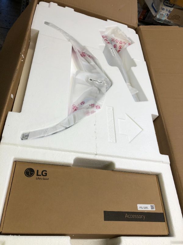 Photo 1 of LG 40WP95C-W 40” UltraWide Curved WUHD (5120 x 2160) 5K2K Nano IPS Display, DCI-P3 98% (Typ.) with HDR10, Thunderbolt 4 with 96W PD, 3-Side Virtually Borderless Design Tilt/Height/Swivel Stand
