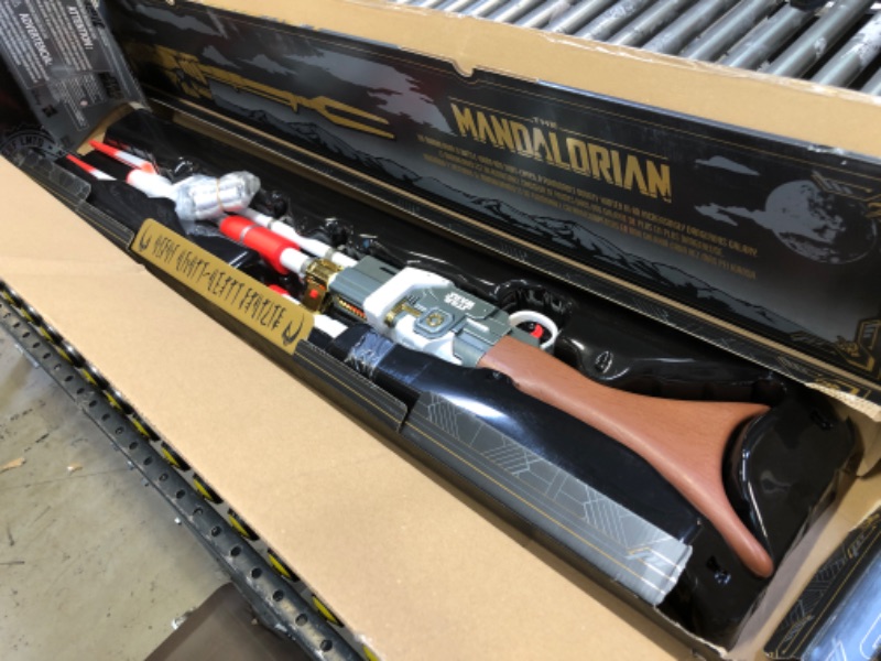 Photo 1 of NERF Star Wars Amban Phase-Pulse Blaster, The Mandalorian, Scope with Illuminated Lens, 10 Darts, Blaster Sounds, 50.25 Inches Long
BOX DAMAGE 
OUT OF BOX ITEM 