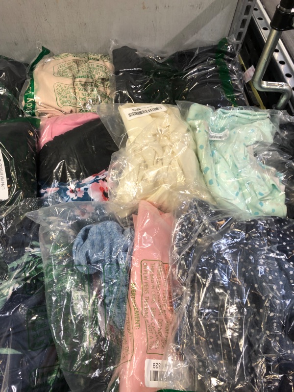 Photo 2 of FINAL SALE--- MISCELLANEOUS CLOTHING ITEMS SOLD AS IS (VARIOUS DIFFERENT SIZES AND STYLES)