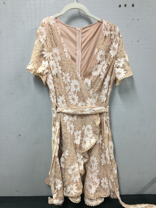 Photo 1 of BEIGE TEXTURE FLORAL DRESS  SIZE (M)