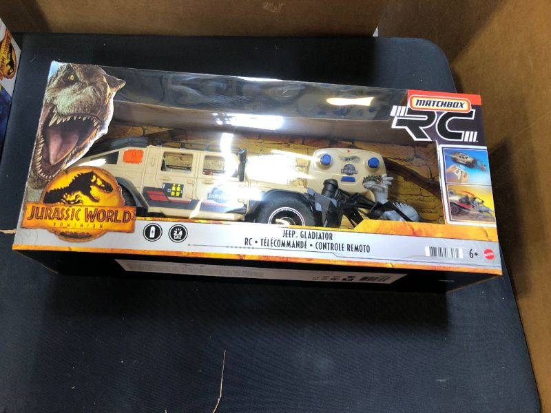Photo 2 of ?Matchbox Jurassic World Dominion Jeep Gladiator R/C Vehicle with 6-inch Dracorex Dinosaur Figure, Remote-Control Car with Removable Auto-Capture Claw
