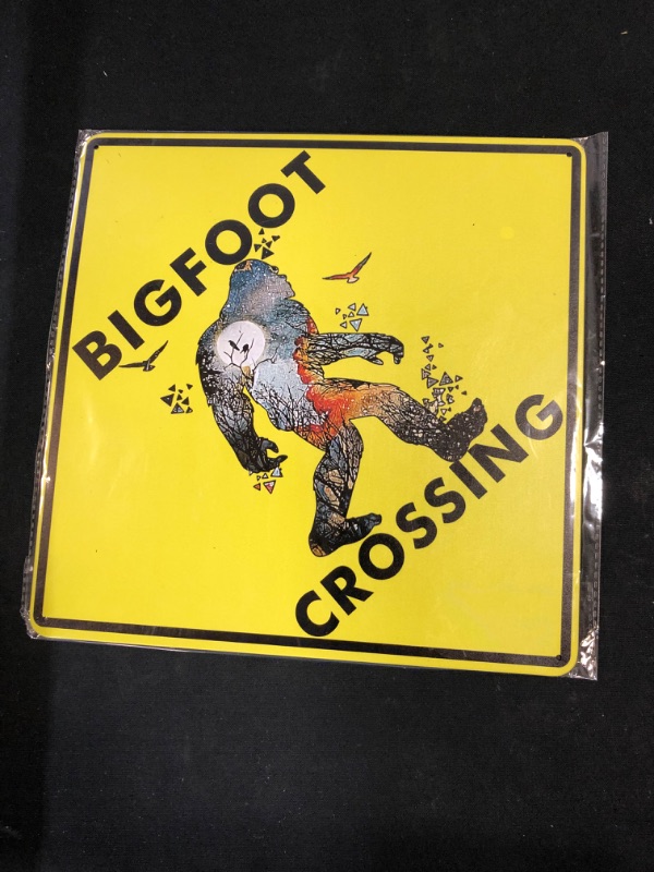 Photo 1 of AAROENLYS Bigfoot Crossing Sign Metal Tin Sign Farm Organic Country Yard Sign Metal Tin Sign Farm Organic Country Yard Sign Backyard Garage Cave Office Outdoor Home Decor Wall Decoration 12x12 Inch
