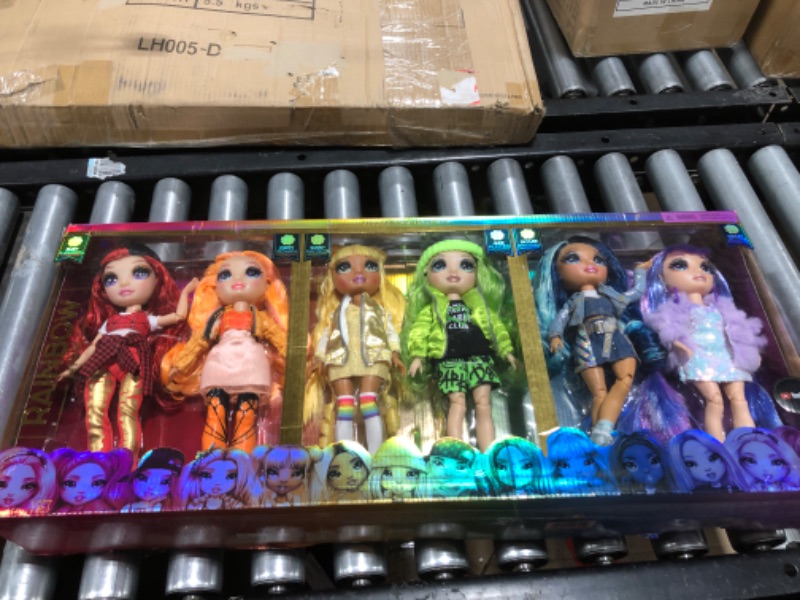 Photo 2 of MGA Entertainment Rainbow High Original Fashion Doll Playset, 423249-INT