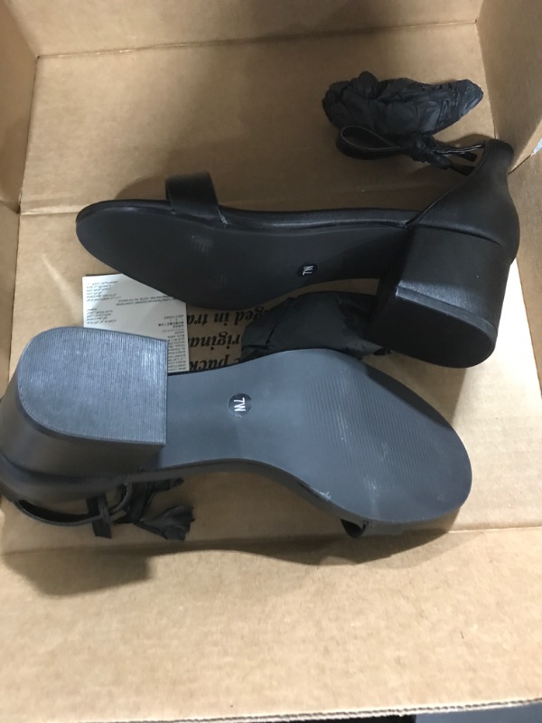 Photo 2 of Amazon Essentials Women's Shoes Size 7W Black 