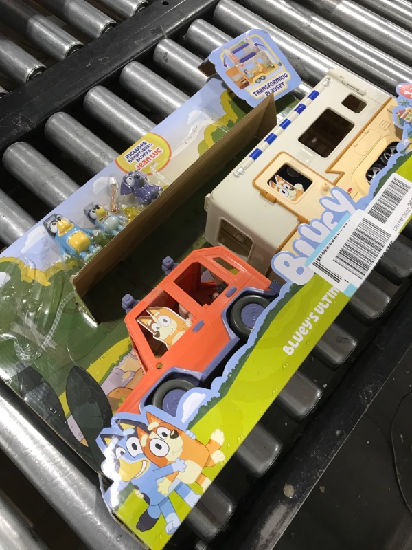 Photo 2 of Bluey Ultimate Caravan Adventures - Caravan Playset and Three 2.5-3" Figures & 4WD Family Vehicle with 2 Surfboards