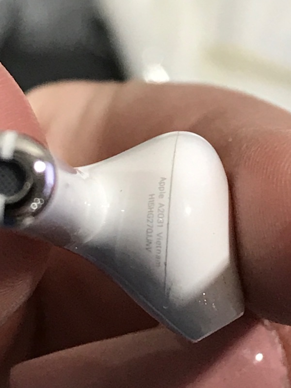 Photo 4 of Apple AirPods (2nd generation)