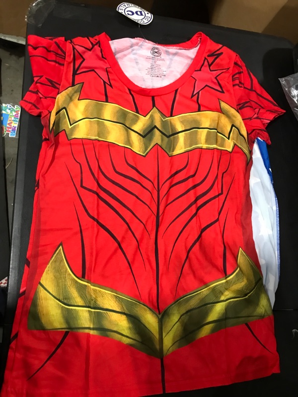 Photo 2 of Bioworld Wonder Woman Costume with Cape Juniors T-Shirt X-Large Red