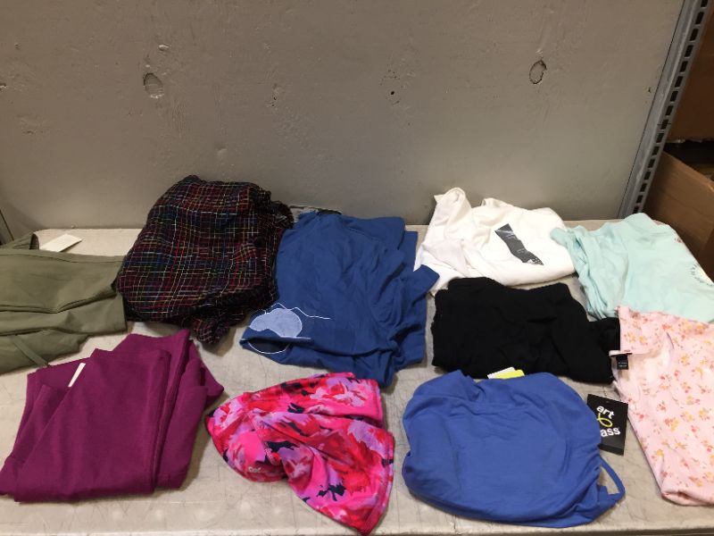 Photo 1 of BAG LOT OF WOMENS CLOTHING DIFFERENT SIZES  --SOLD AS IS ---