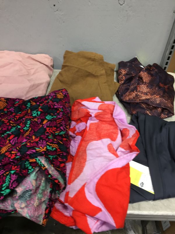 Photo 3 of BAG LOT OF WOMENS CLOTHING DIFFERENT SIZE --SOLD AS IS --

