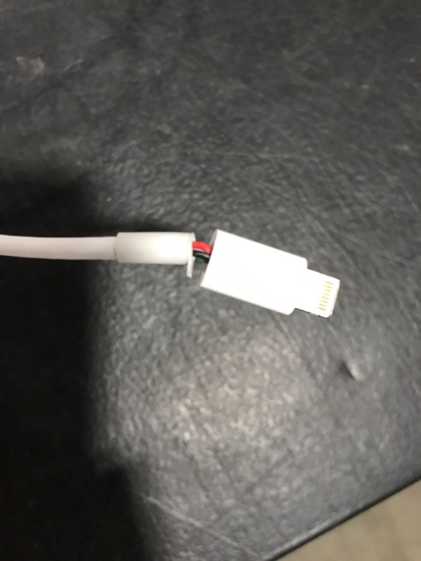 Photo 2 of 2 IPHONE CORD CHARGERS/USED
1 CORD LOOKS TORN/SEE PHOTOS
UNKNOWN IF WORKS