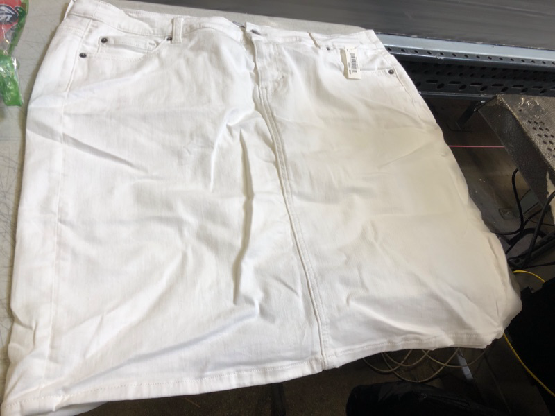 Photo 2 of Amazon Essentials Women's Classic 5-Pocket Denim Skirt SIZE 18 Plus White