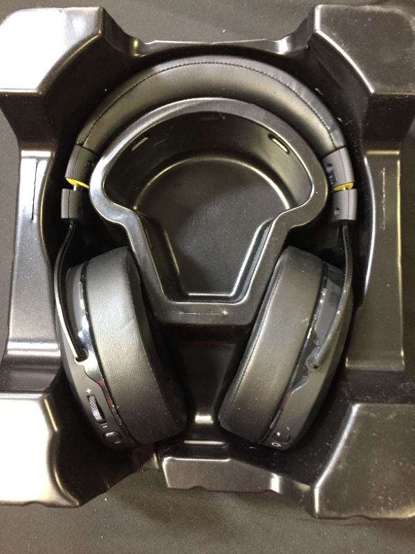 Photo 3 of Corsair HS70 Wired Gaming Headset with Bluetooth - ITEM IS DIRTY -