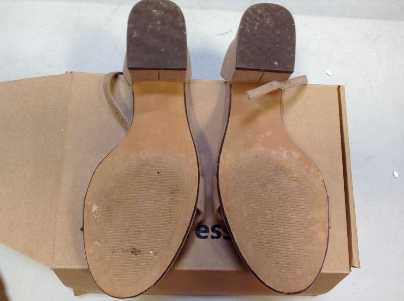 Photo 1 of Amazon Essentials Women's Two Strap Heeled Sandal---Size 8W