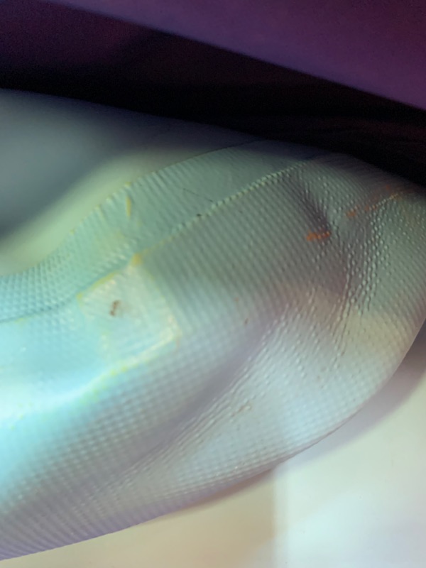 Photo 5 of Serenelife Inflatable Stand Up Paddle Board (6 Inches Thick), Box Packaging Damaged, Moderate Use, Scratches and Scuffs on Item, Missing Parts and Some Hardware, Dirty From Previous Use, Air Leak in Inflatable, Selling for Parts