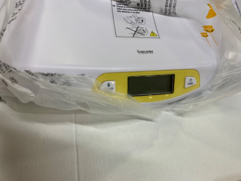 Photo 4 of Beurer Baby Scale, BY80 | Pet Scale, Digital, Box Packaging Damaged, Minor Use, Minor Scratches and Scuffs Found on Item
