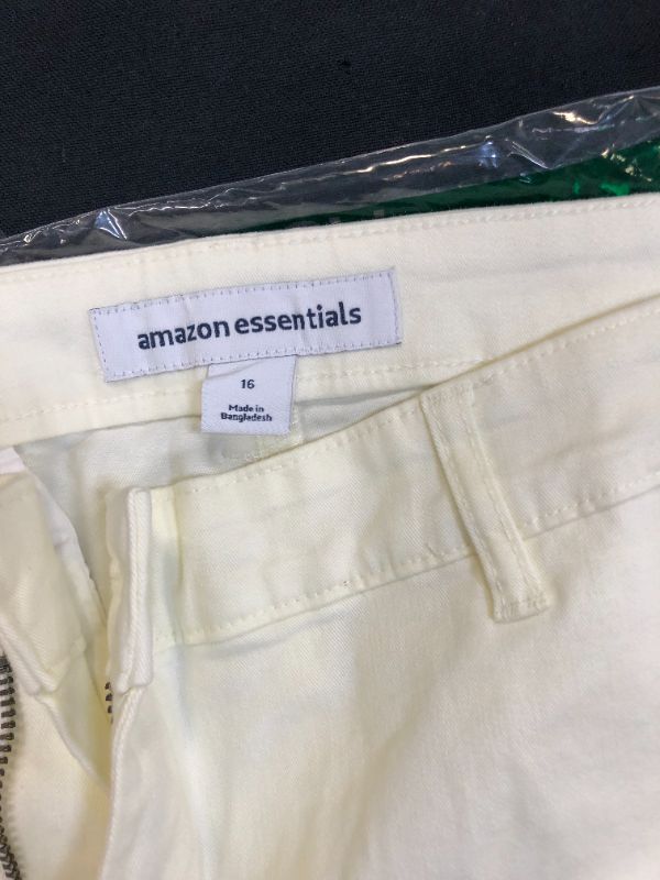 Photo 1 of Amazon Essentials Women's 3.5 Inch Inseam Chino Short SIZE 16 