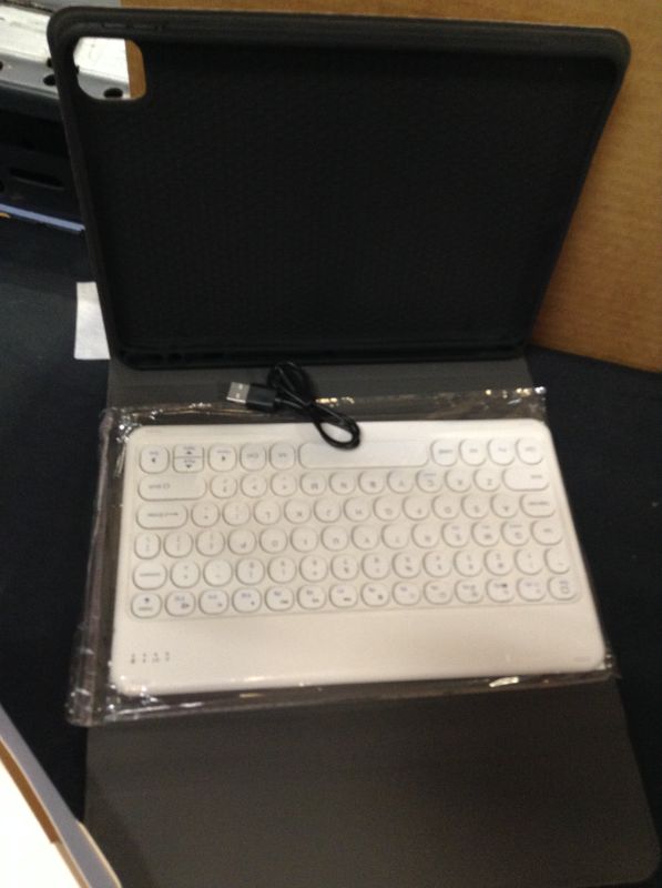 Photo 1 of Wireless Keyboard Case for Ipad Pro 11" Pink