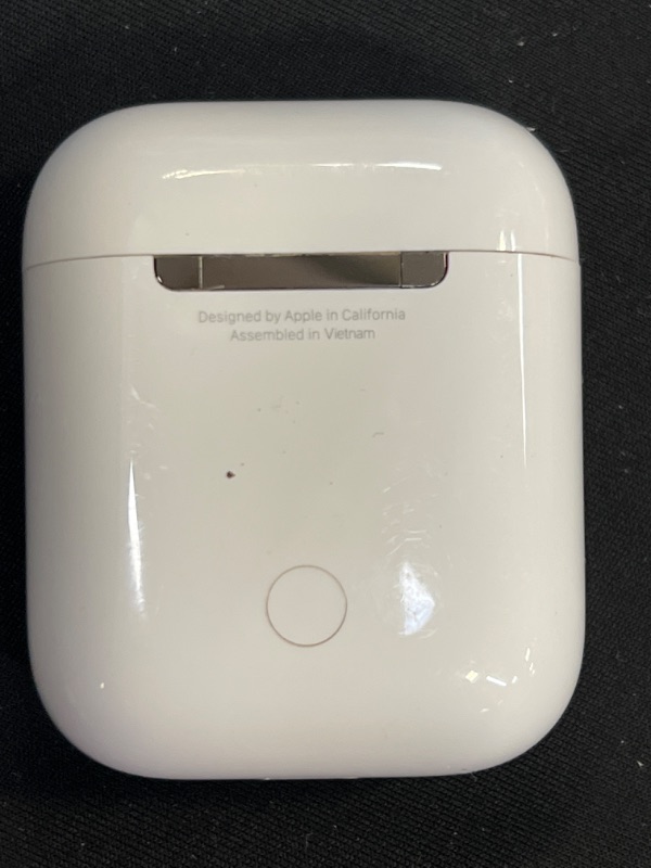 Photo 3 of Apple AirPods with Charging Case (Latest Model) USED MUST CLEAN PRIOR TO USE.
