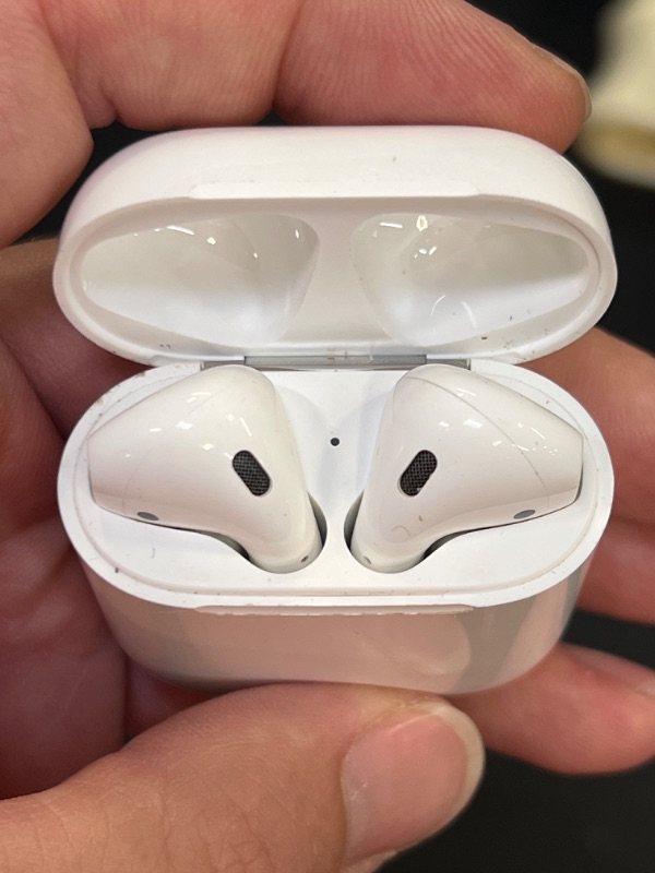 Photo 4 of Apple AirPods with Charging Case (Latest Model) USED MUST CLEAN PRIOR TO USE.
