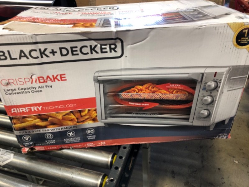 Photo 2 of Black & Decker Extra Wide Crisp 'N Bake Air Fry Toaster Oven, 1500W, Silver