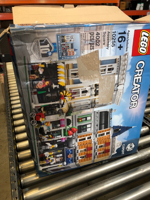 Photo 2 of  LEGO Creator Expert Assembly Square 10255