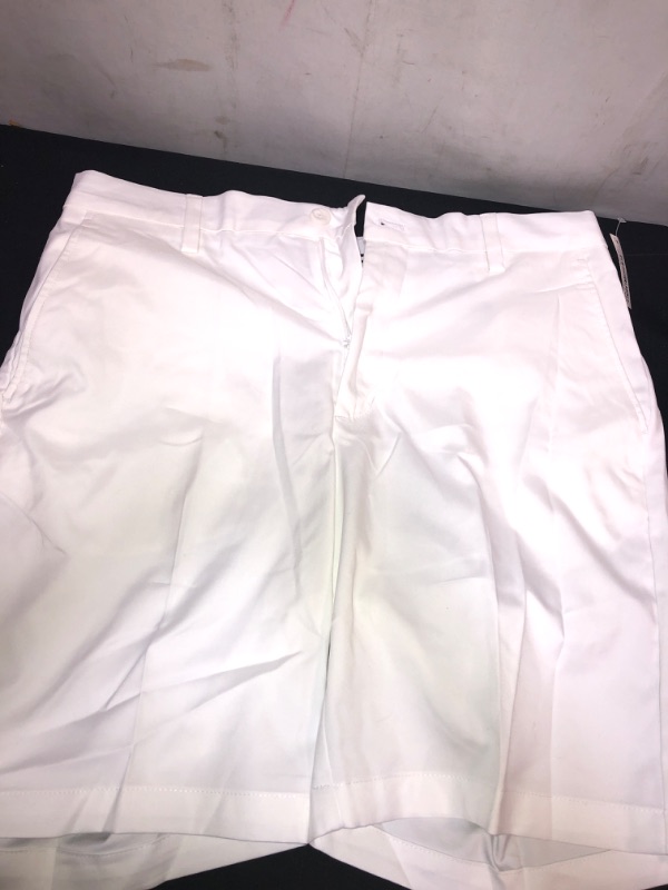 Photo 2 of Amazon Essentials Men's Classic-fit 9” Stretch Golf Short, SIZE 33