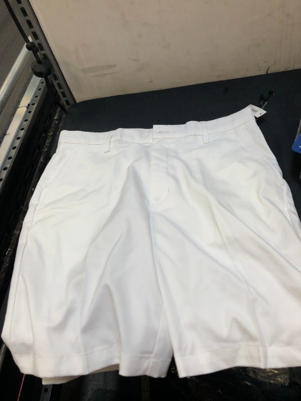 Photo 2 of Amazon Essentials Men's Classic-fit 9” Stretch Golf Short ( size: 38 ) 