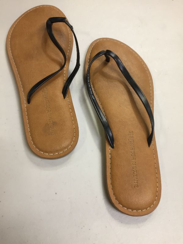 Photo 2 of Amazon Essentials Women's Thong Sandal size 7