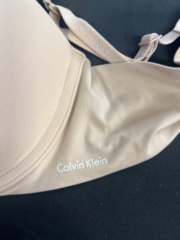 Photo 3 of Calvin Klein Women's Perfectly Fit Lightly Lined Memory Touch T-Shirt Bra, SIZE TAG IS CUT, POSSIBLY C CUP, ITEM HAS PET FUR ON IT 