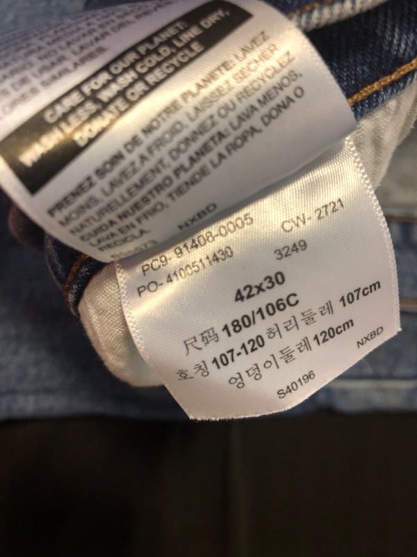Photo 3 of 42x30 Signature by Levi Strauss and Co. Gold Label Men's Relaxed Fit Flex Jeans