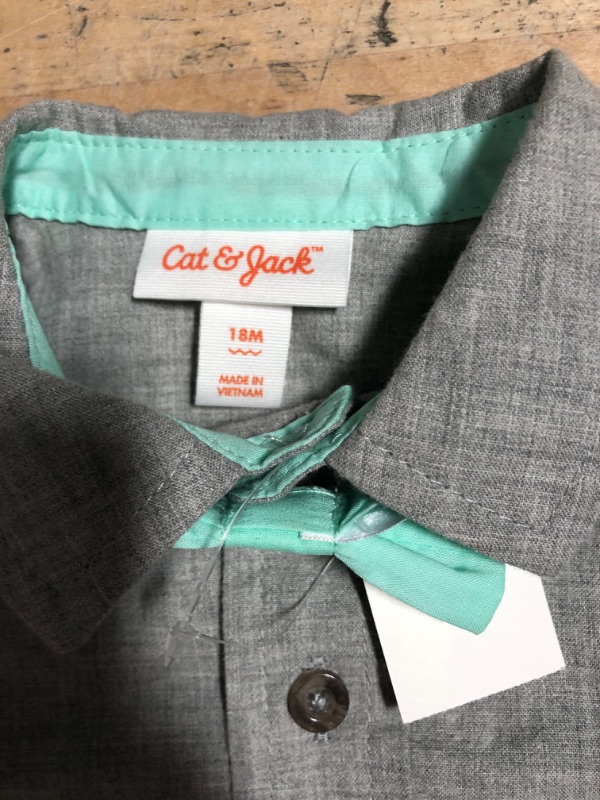 Photo 3 of *** ONLY SHIRT AND BOW TIE***
Toddler Boys' 3pc Easter Woven Long Sleeve Button-Down Shirt and Denim Suspender Set - Cat & Jack™ Heathered Gray
SIZE 18 M
