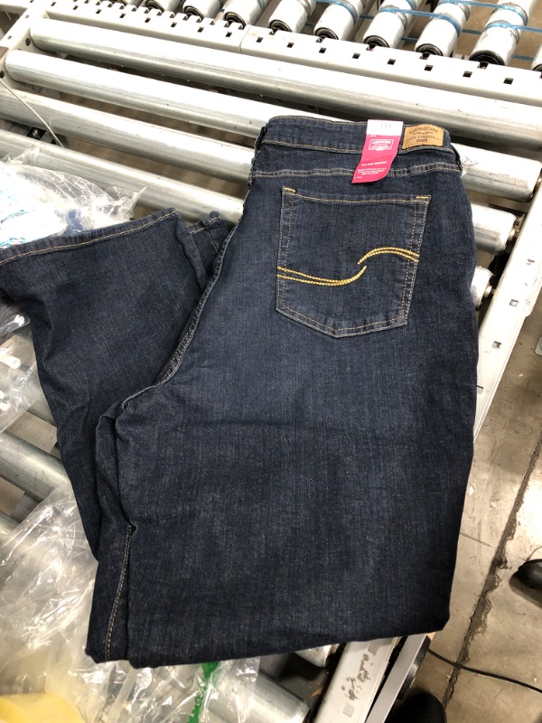 Photo 1 of Signature by Levi Strauss & Co. Women's Simply Stretch Modern Bootcut Jeans
20S/ 35W x 30L
