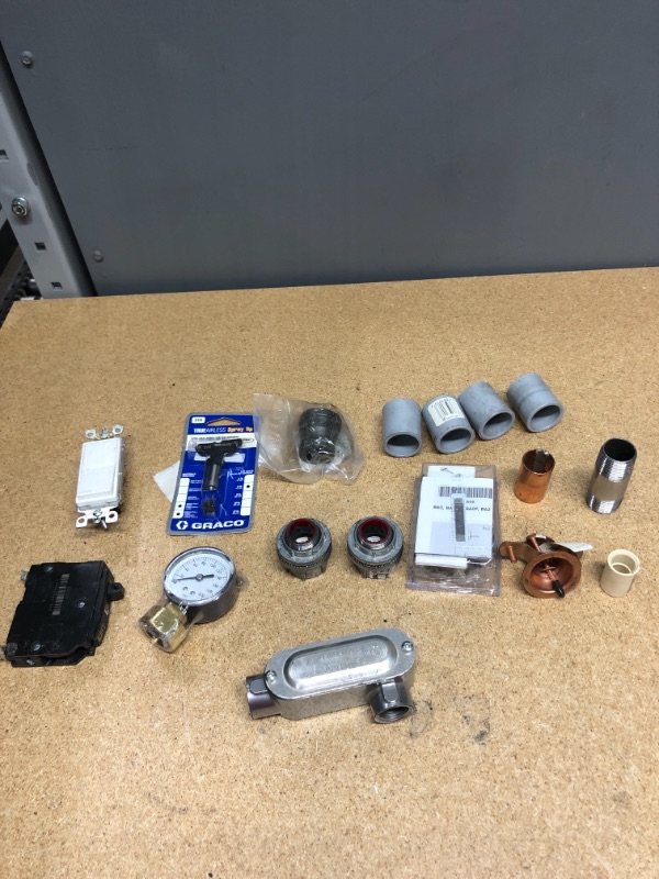 Photo 1 of 17 Pieces of Miscellaneous Small Appliances & Hardware Parts 