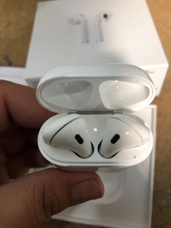 Photo 3 of **LEFT POD DONT WORK**Apple AirPods (2nd Generation) Wireless Earbuds with Lightning Charging Case Included. Over 24 Hours of Battery Life, Effortless Setup. Bluetooth Headphones for iPhone
