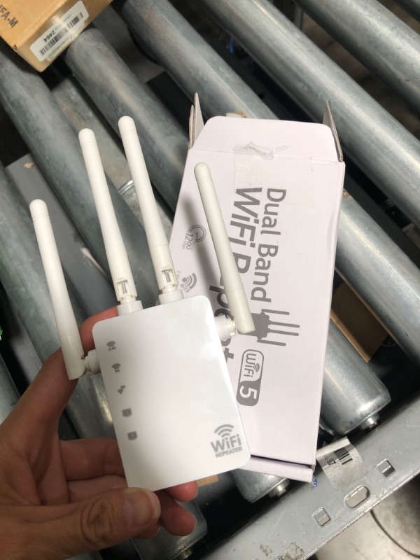 Photo 2 of Dual band WiFi repeater 