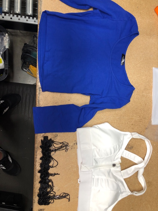 Photo 1 of BUNDLE OF WOMENS FASHION.. 3
BLUE LONG SLEEVE SHORT TOP MEDIUM, WHITE SPORTS BRA S/M, FLAPPER CHOKER BLACK