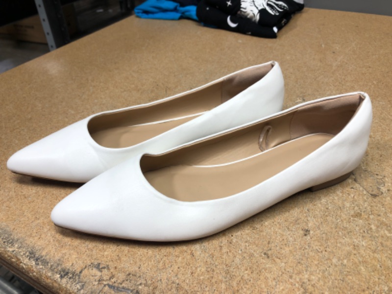 Photo 1 of BUNDLE OF 2 WOMENS SHOES
WHITE PAIR ARE SIZE 9, BLACK SIZE 7