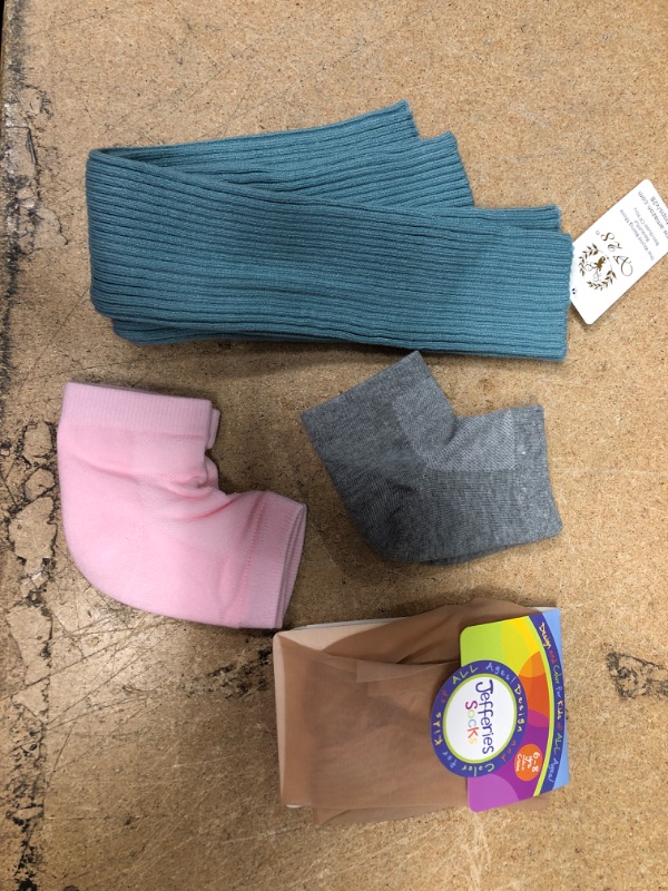 Photo 1 of BUNDLE OF LADIES FEET AND LEG ITEMS... 4
1 BLUE/GREY V28 LEG WARMERS, 2 PAIRS OF MOISTERIZING HEEL SOCKS, GIRLS TIGHTS (6-8YRS) JEFFRIES SOCKS