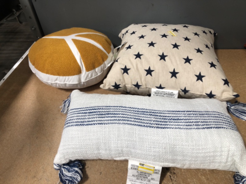 Photo 1 of (x3) OUTDOOR PATIO PILLOWS