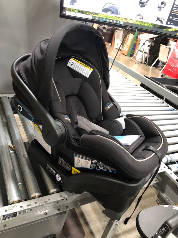 Photo 2 of Graco snuglock 35 lx infant car seat